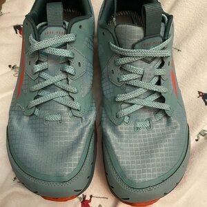 Womens Altra. Lone Peak. Size.                  
uk 7.         
US 9. 
EU 40.5